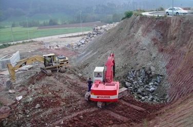 Excavaciones Sainz Vega maquinaria pesada en terreno